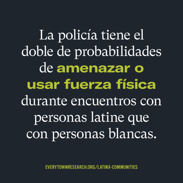 La policía tiene el doble de probabilidades de amenazar o usar fuerza física durante encuentros con personas latine que con personas blancas.